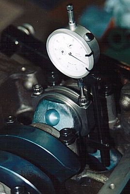 Measuring rod bolt stretch in the engine during final assembly